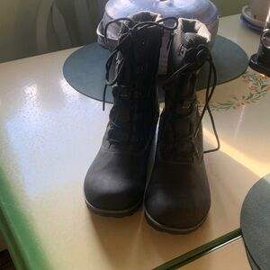 JBU Quilted Black Lace-Up Boots